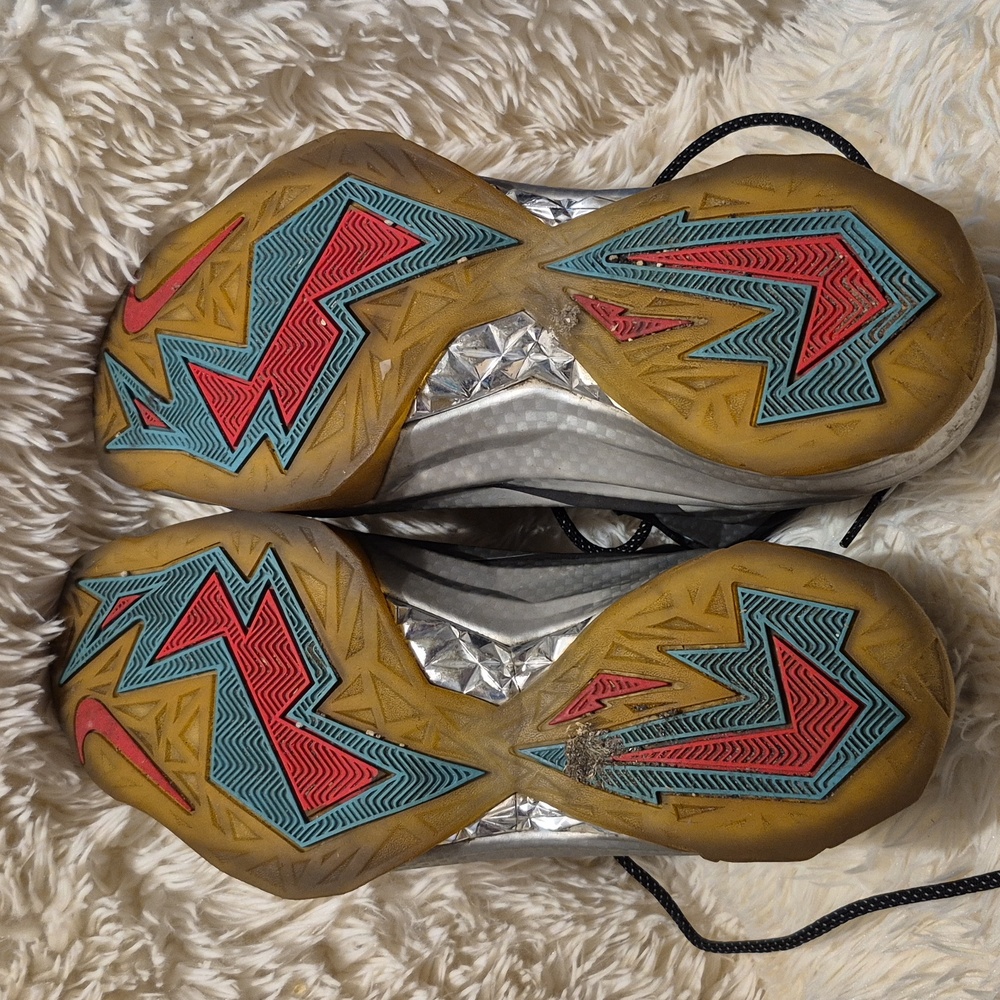 Men Silver and Black Athletic Shoes - Picture 5 of 6